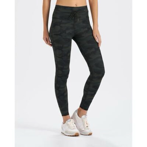 Vuori Pants - Vuori Daily Legging in Green Camo